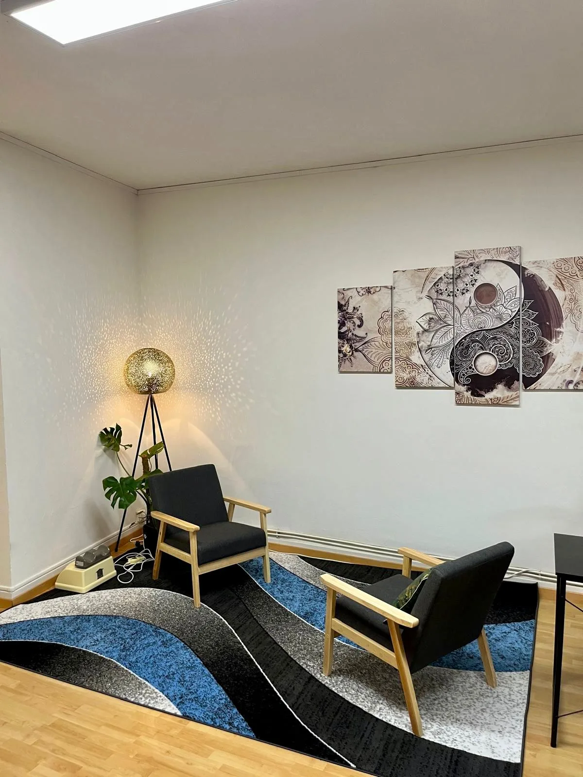 Coin salon du cabinet de r&eacute;flexologie, espace d'accueil chaleureux