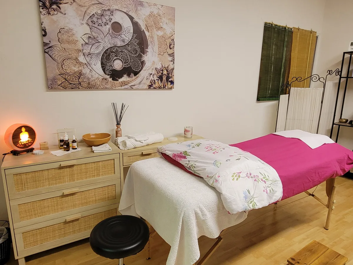 Table de massage du cabinet, cadre calme et apaisant